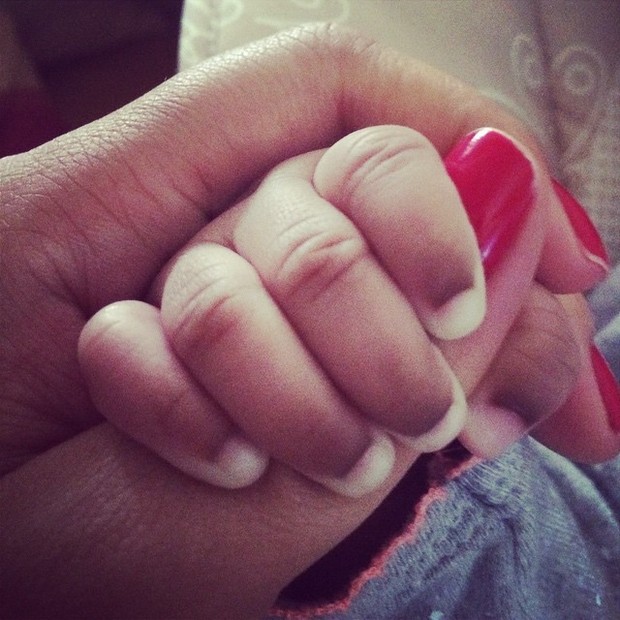 Taís Araújo mostra a mãozinha da filha (Foto: Instagram)