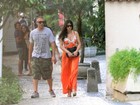 De vestidão, Monica Bellucci passeia com  Vincent Cassel pelo Rio