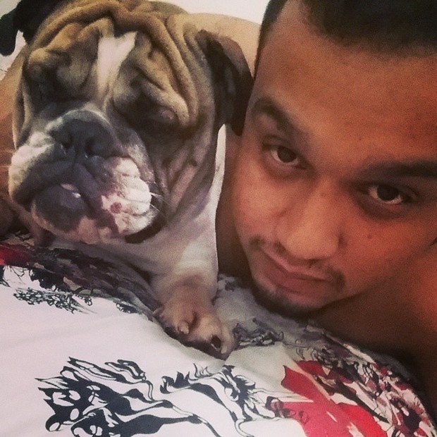 Thiago Soares com o cachorro de Melancia (Foto: Reprodução/Instagram)