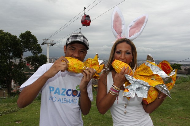 Valesca Popozuda distribui ovo de páscoa para comunidade no RJ (Foto: Francisco Silva/Ag.Nes)