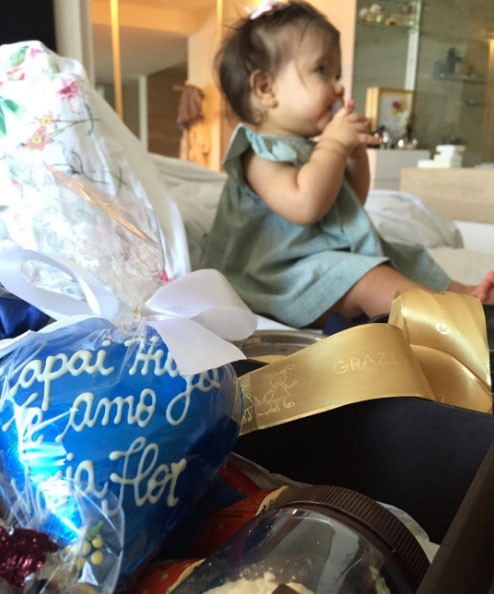 Hugo Moura recebe presente da filha, maria Flor (Foto: Reprodução / Instagram)