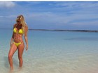 Caroline Bittencourt ostenta tanquinho em praia paradisíaca