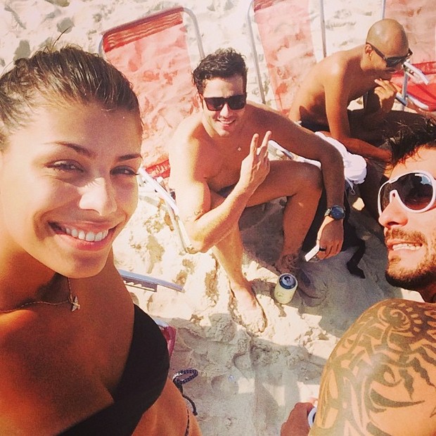 Ex-BBBs Franciele, Junior e Diogo curtem praia juntos (Foto: Instagram / Reprodução)
