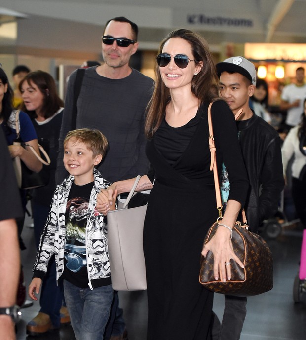 Angelina Jolie com os filhos Knox e Maddox em aeroporto em Nova York, nos Estados Unidos (Foto: AKM-GSI/ Agência)