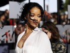 Rihanna aparece sensual de maiô e robe em noite de premiação