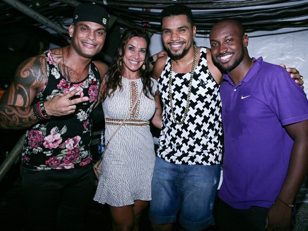 Tony Salles, Scheila Carvalho, Naldo e Thiaguinho em show em Salvador, na Bahia (Foto: Raphael Castello/ Ag. News)