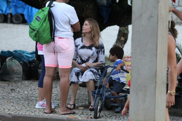 Maria Padilha com o filho na Lagoa (Foto: Jc Pereira/Agnews)