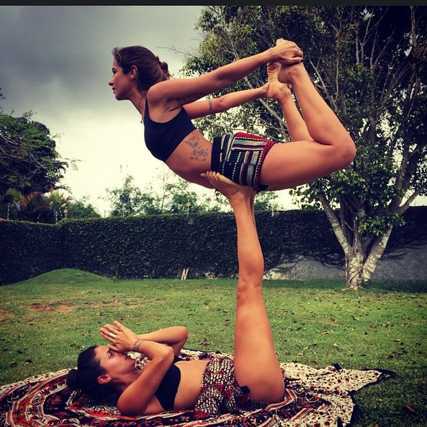 Paula Morais sendo levantada por amiga (Foto: Reprodução/Instagram)
