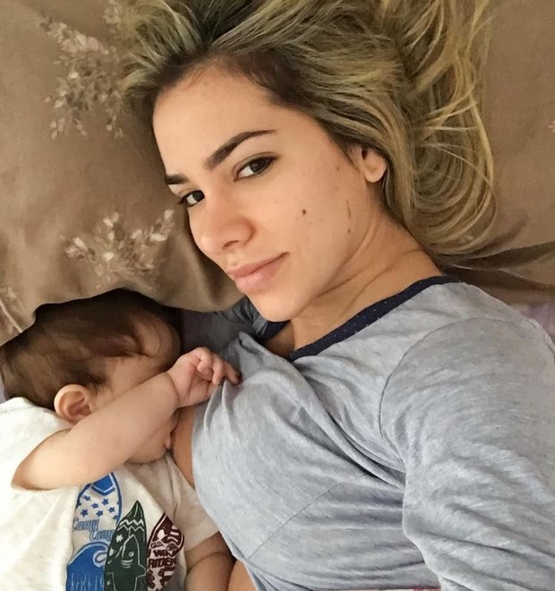 Adriana Sant&#39;Anna amamentando o filho, Rodriguinho (Foto: Reprodução/Instagram)