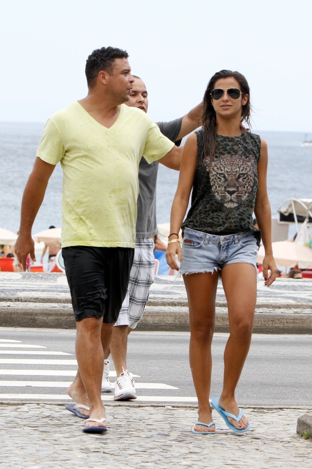 Ronaldo e Paula Moraes namoram no mar do Leblon (Foto: Gil Rodrigues /  FotoRioNews)