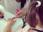 Carol Celico deixa a filha Isabella pintar as unhas pela primeira vez