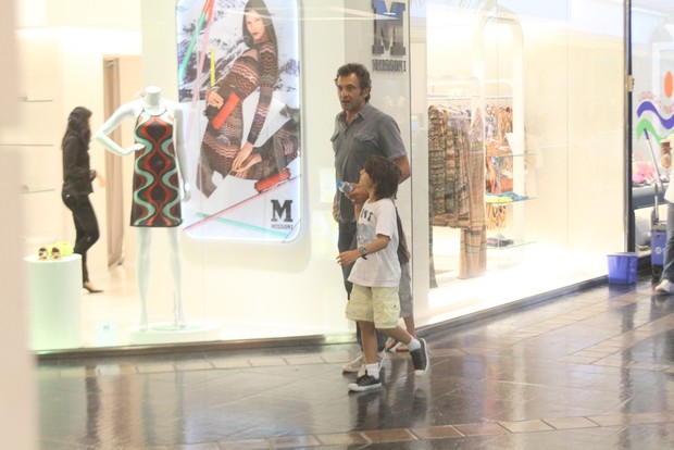 Domingos Montagner com os filhos em shopping no Rio (Foto: Daniel Delmiro/ Ag. News)