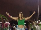 Renata Santos exibe barriga sarada e samba debaixo de chuva no Rio 