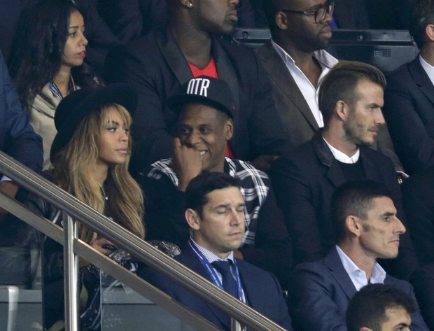 Beyoncé, Jay Z e David Beckham assistem a jogo de futebol entre Paris St Germain e Barcelona, em Paris (Foto: REUTERS/Philippe Wojaze)