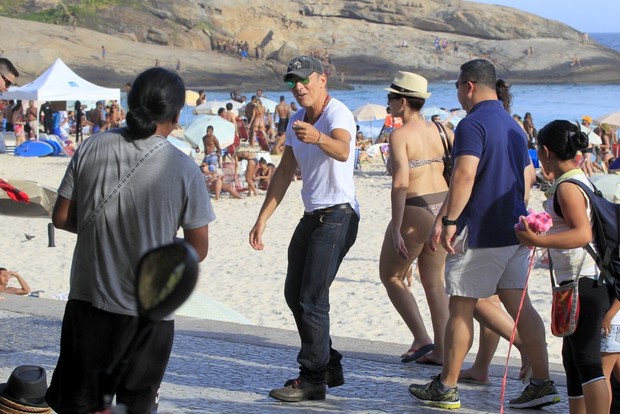 Bruce Springsteen na praia (Foto: Delson Silva e Gabriel Reis/ Ag. News)