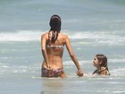 Alessandra Ambrósio dá 'ajeitadinha' no biquíni em praia de Florianópolis