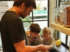 Gisele Bündchen registra marido preparando panqueca para os filhos 