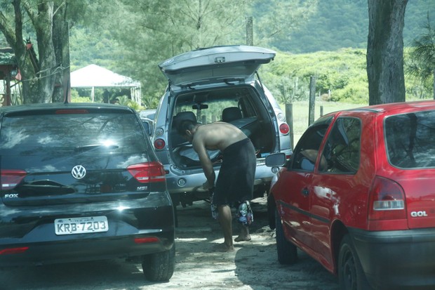 Beto Malfacini. troca de roupa na Praia de Grumari no Rio de Janeiro (Foto: AgNews  / AgNews)