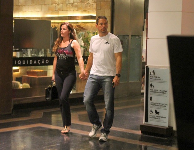 Luma de Oliveira com o namorado em shopping no Rio (Foto: Daniel Delmiro/ Ag. News)