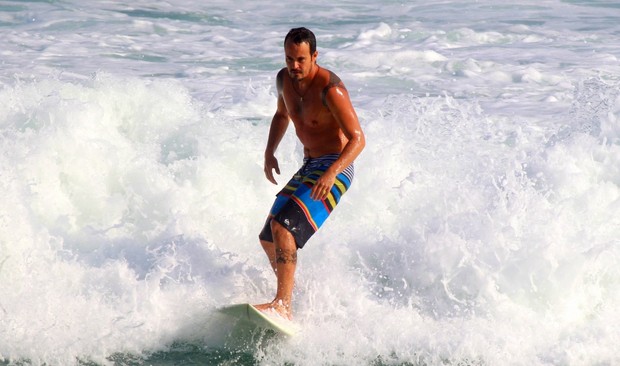 Paulo Vilhena surfa em praia da Barra (Foto: Gabriel Rangel / AgNews)