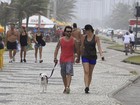 Ellen Jabour passeia com o cachorrinho e o namorado no Rio
