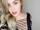 Ex-BBB Paulinha posa decotada para selfie e ganha elogios