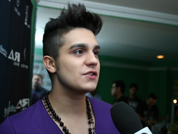 Luan Santana em bastidores de show em Carpina, Pernambuco (Foto: Marcelo Loureiro/ Ag. News)