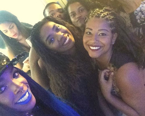 Luane (no centro da foto) irmã da Ludmilla com os fãs em festa no Rio (Foto: Reprodução/Instagram)