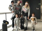Dani Souza e Dentinho chegam ao Brasil e combinam looks com os filhos