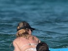 Heidi Klum ganha carinho ousado do namorado no bumbum