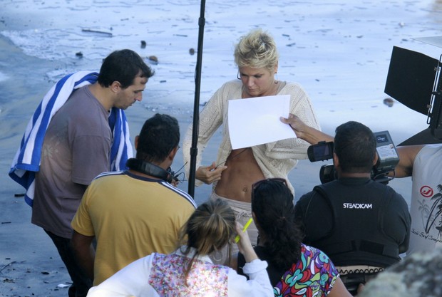 Xuxa deixa barriga amostra em gravação (Foto: Dilson Silva  / Agnews)