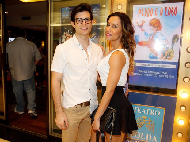 Ex-BBB Lia e o namorado, Leandro Bato, em peça em São Paulo (Foto: Marcos Ribas/ Foto Rio News)