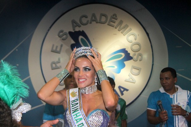 Carla Prata é coroada rainha de bateria (Foto: Daniel Delmiro / AgNews)