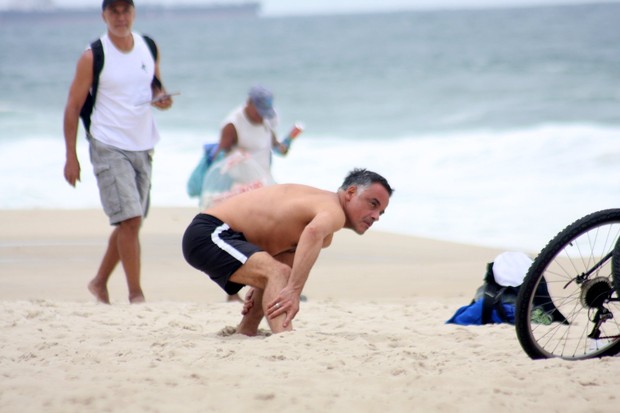 Ângelo Antônio se alongando na praia (Foto: JC Pereira/Foto Rio News)