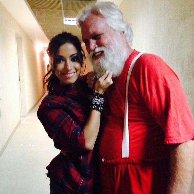 Anitta com o &quot;Papai Noel&quot; (Foto: Instagram / Reprodução)