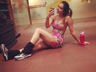Carolina Portaluppi faz 'selfie' com roupa colada e pernas de fora