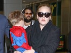 Adele viaja com o filho vestido com fantasia de Homem-aranha