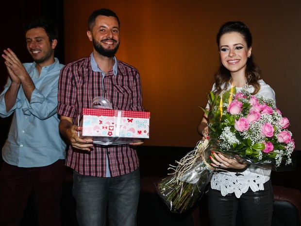 Sandy ganha flores em pré-estreia de filme em São Paulo (Foto: Manuela Scarpa/ Foto Rio News)