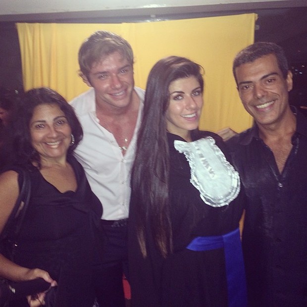 Paola Leça e o namorado, Thor Batista, e familiares na formatura dela na Zona Sul do Rio (Foto: Instagram/ Reprodução)