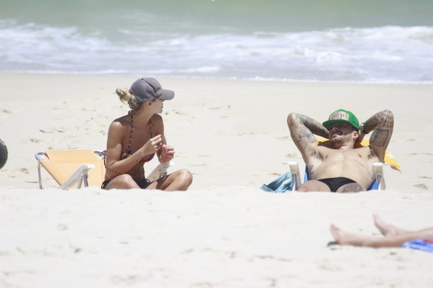 Felipe Tito e namorada na praia da Barra da Tijuca, RJ (Foto: Dilson Silva / Agnews)