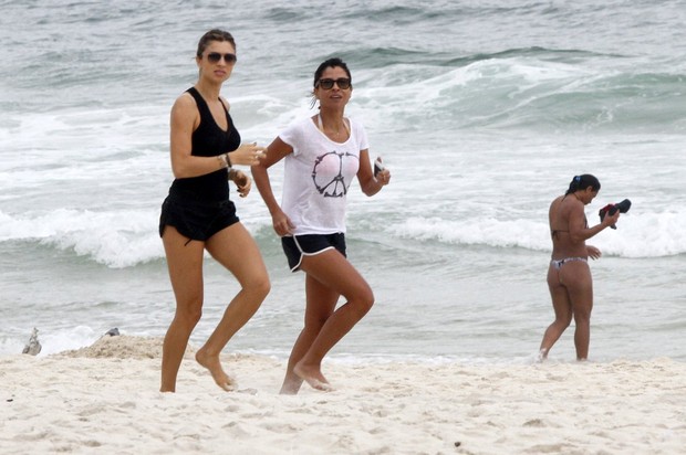 Grazi Massafera e Anna Lima caminhando na praia (Foto: FotoRioNews)