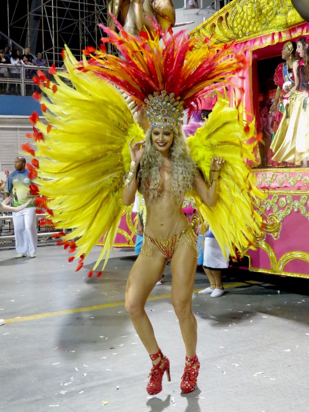  Ex BBB Tatiele Polyana estreia no Carnaval Paulista com figurino transparente (Foto: Renato Cipriano / Divulgação)