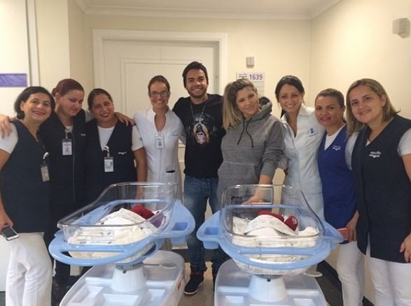 Dani Vieira e Dentinho com equipe da maternidade (Foto: Instagram / Reprodução)