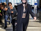 Look do dia: Kendall Jenner usa top sexy de renda bem curtinho para viajar