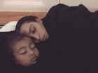 Kim Kardashian posta fofo fofíssima em que aparece dormindo com a filha