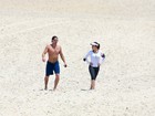 Cleo Pires e Rômulo Neto caminham nas areias da praia de São Conrado