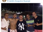 De férias no Brasil, Neymar curte festa bem à vontade: só de sunga