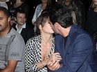 Deborah Secco e Rodrigo Lombardi trocam beijos em gravação no SPFW