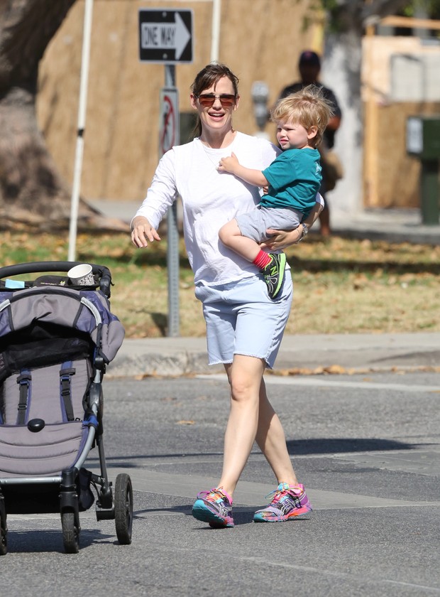 X17 - Jennifer Garner com o filho, Samuel, em Brentwood, na Califórnia, nos Estados Unidos (Foto: X17online/ Agência)