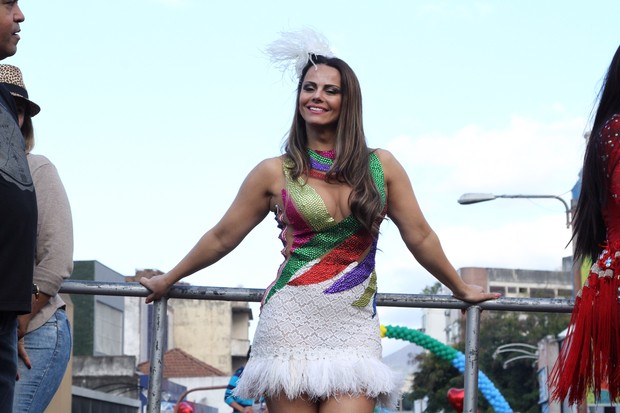 Viviane Araújo na 16ª Parada LGBT de Madureira  (Foto: Anderson Borde / agnews)